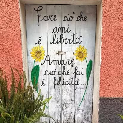 Scorcio del borgo antico attorno alla trattoria