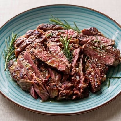 Tagliata di carne alla griglia con rosmarino